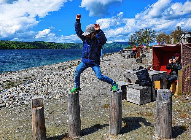 Bild 1: Spielplatzcheck: Lioba und Jakob klettern, springen, hüpfen, hangeln und schaukeln sich für uns durch die Landesgartenschau