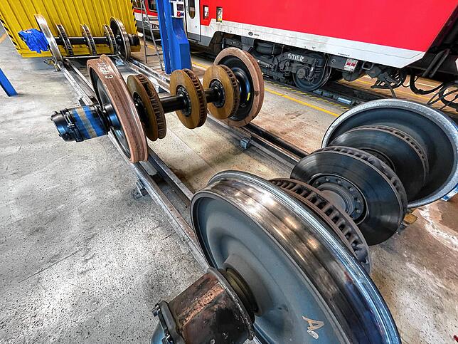 Der SÜDKURIER war im Mai exklusiv in der DB-Werkstatt in Freiburg, wo die Züge der Schwarzwaldbahn untersucht werden. Hier zu sehen ist ...