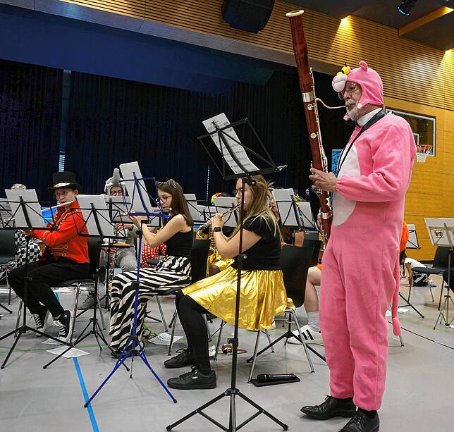 Klaus Teufel stellt beim Kinderkonzert im rosaroten Panther-Kostüm das Fagott vor.