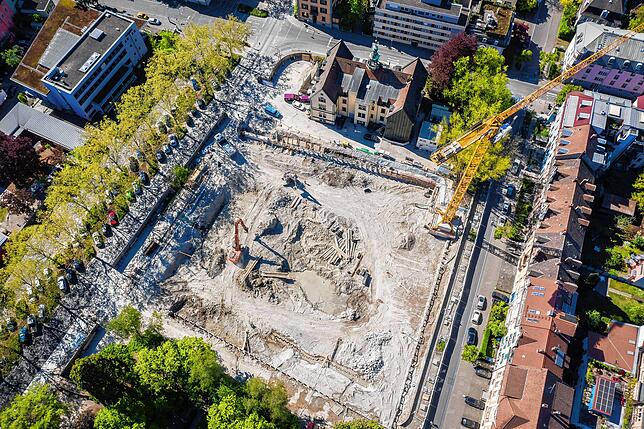 Der Kran steht bereits: Nach dem Erdaushub wird am Laubenhof die Tiefgarage des Wohnquartiers gebaut.