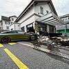 In Wohlen in der Schweiz hat ein 19-Jähriger mit einem Mercedes-Sportwagen ein Gebäude schwer beschädigt.