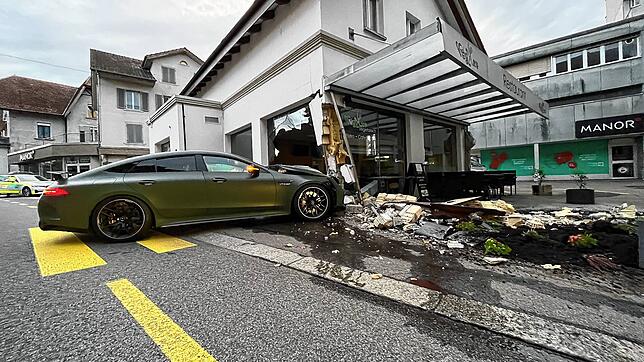 In Wohlen in der Schweiz hat ein 19-Jähriger mit einem Mercedes-Sportwagen ein Gebäude schwer beschädigt.