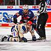 Die Nürnberg Ice Tigers (hinten Roman Kechter) lassen den Schwenninger Wild Wings (Tylor Spink) keine Chance. Die Schwarzwälder ...