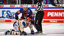 Die Nürnberg Ice Tigers (hinten Roman Kechter) lassen den Schwenninger Wild Wings (Tylor Spink) keine Chance. Die Schwarzwälder ...