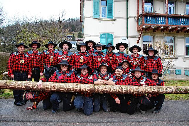 Die 16 Zäche stellen am Schmutzige Dunschdig den Narrenbaum.