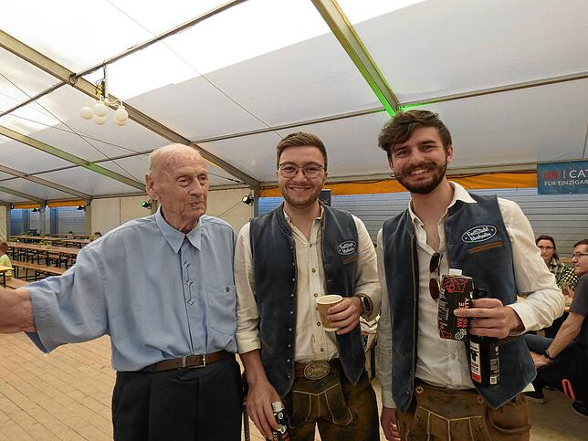 Bild 8: Bilder von der Jahrhundertparty im Festzelt mit Live-Acts und mega Stimmung
