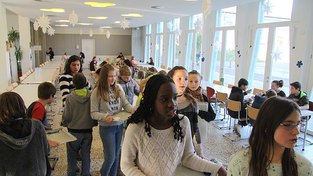In fast allen städtischen Schulen gibt es eine Mensa, in der die Kinder essen können. Auch im Schulzentrum Schreienesch, wo dieses Bild ...