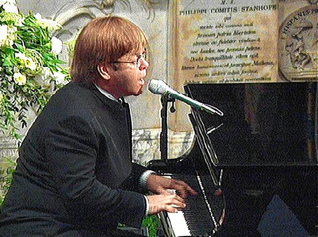 Es war einer der bewegendsten Momente bei der Trauerfeier für Prinzessin Diana: Musiker Elton John singt eine umgedichtete Version ...