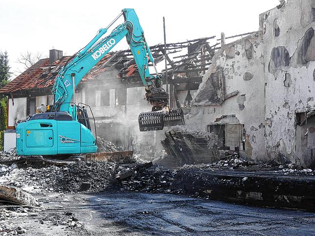 Dicke Mauerstücke krachen auf den Boden. Über der Brandruine der Friedenskirche steht der Baustaub in der Luft.