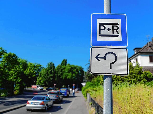 Geht‘s vielleicht noch ein bisschen kleiner? Wichtiger Hinweis an der Lippertsreuter Straße.