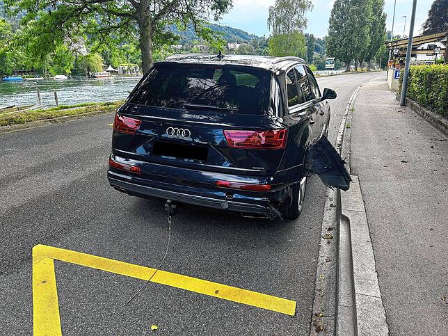 Das Auto wurde durch das Fahrmanöver beschädigt.