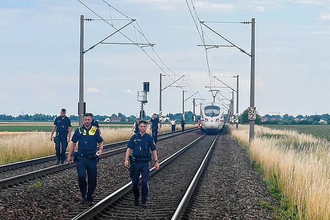 Einsatzkräfte sind rund um den betroffenen ICE im Einsatz.