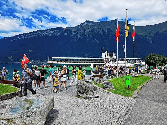 Ein Schiff legt an, dutzende Touristen strömen an Land.