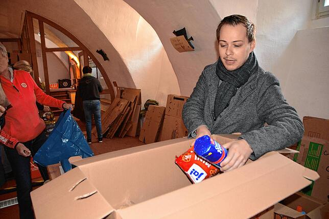 Matthias Strobel, Leiter der Abteilung Familie, Bildung und Soziales der Stadt Meersburg, packte kurz mit an. Eigentlich organisiert er ...