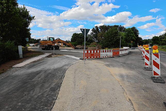Während am Montagmittag der Radweg (rechts) zwischen Marbach und Rietheim eröffnet wurde, müssen sich die Autofahrer noch etwas ...