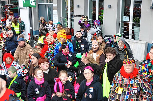 Bild 10: Schmotziger Dunschtig 2024: Auf und vor der Marktstätten-Bühne gibt es kein Halten mehr