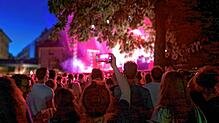 Tolle Stimmung und bekannte Stars &ndash; dafür sind die Marktplatzkonzerte beim Stimmen.Festival in Lörrach bekannt. Dieses Bild ...