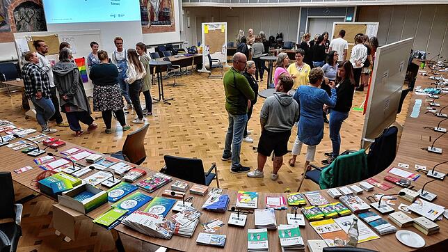 Bei dem dritten und letzten Teil der Workshopreihe „Jung und Queer“ konnten sich die knapp 40 Teilnehmenden vor Ort im Rathaus Singen ...