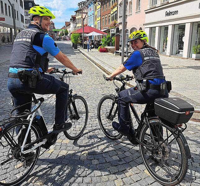 Und weiter geht es durch die Stadt. Die Polizisten setzen ihre Fahrradstreife fort.
