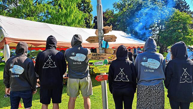 Auch von hinten ist das Orga-Team erkennbar: entweder durch die grauen Leiterjacken oder die schwarzen Jubiläumspullis vom vergangenen Jahr.
