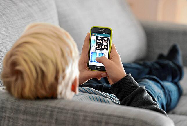 Das Handy ist für viele Schüler in diesen Tagen wichtiger denn je. Eltern sollten die Bildschirmzeit trotzdem begrenzen und für eine ...