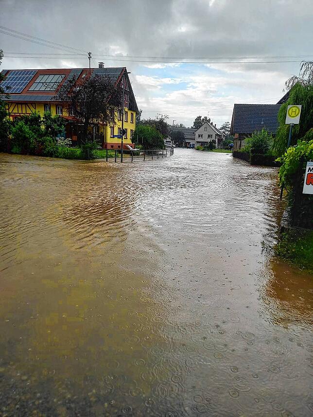 Die Straßen in Sentenhart waren am Donnerstagabend überflutet.