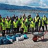Jugendliche des Angelsportvereins Radolfzell und des Kanuclubs Radolfzell bei ihrer Aktion am Bodenseeufer. Dabei kamen mehrere Säcke ...