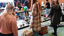 Der Flohmarkt in der Radsporthalle war klein, brachte aber die stolze Summe von rund 2.100,- Euro ein. Über diese Spende konnte sich der ...