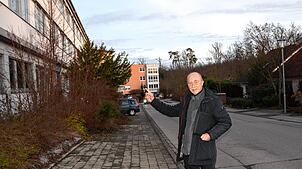 Rund um das ehemalige Fabrikgebäude (links) gibt es keine Außenflächen: Wer aus der Tür tritt, steht auf der Straße, verdeutlicht hier ...