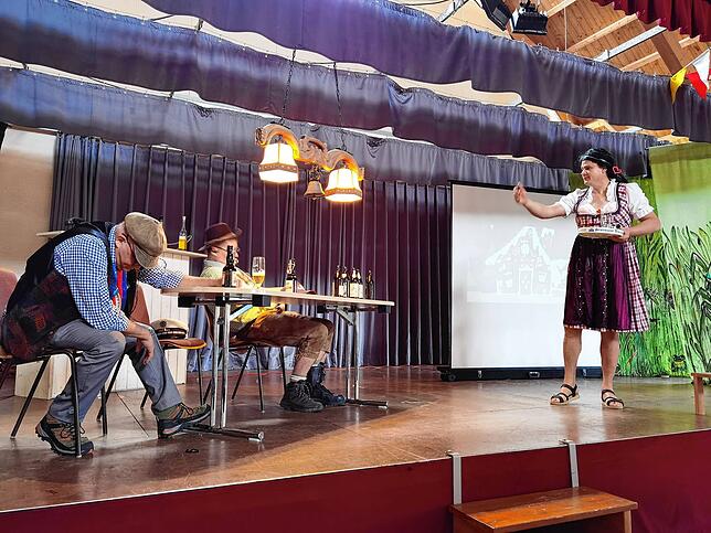 Am Stammtisch im Dorfkrug sind Siegfried Willibald (links) und Thomas Ritsche eingeschlafen und haben furchtbare Träume.