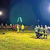 Die Feuerwehr Hüfingen leuchtet am Samstagabend, 3. August, den Uferbereich des Riedsees aus. Rund 100 Menschen suchen nach einem Mann, ...