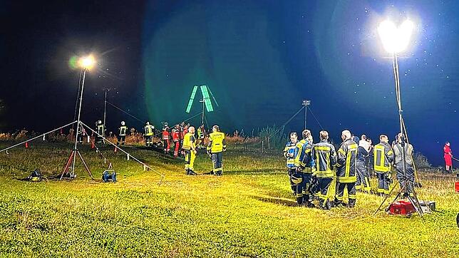 Die Feuerwehr Hüfingen leuchtet am Samstagabend, 3. August, den Uferbereich des Riedsees aus. Rund 100 Menschen suchen nach einem Mann, ...