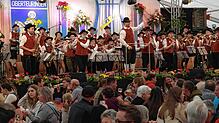 Fünf Tage im Zeichen der Blasmusik beim Blütenfest in Oberteuringen. Die Trachtenkapelle des Musikvereins spielt am Sonntag mit „Ein ...