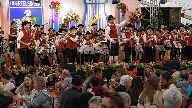 Fünf Tage im Zeichen der Blasmusik beim Blütenfest in Oberteuringen. Die Trachtenkapelle des Musikvereins spielt am Sonntag mit „Ein ...