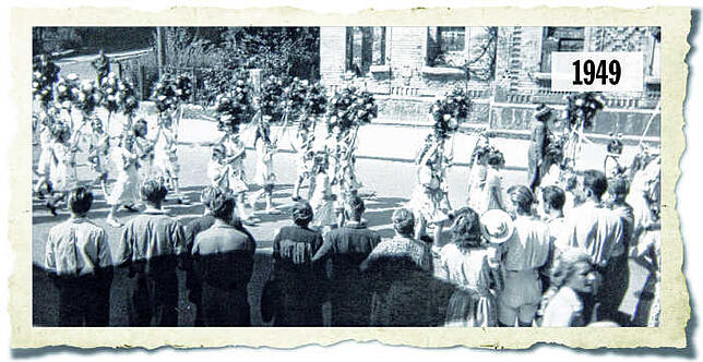 Erstes Seehasenfest 1949. Der Umzug der Kinder führt vorbei an Ruinen und die Blumen an den Girlanden sind, wie fast alles, noch aus ...
