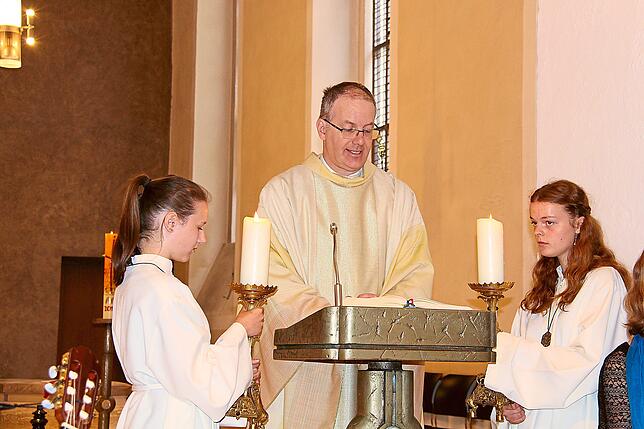 Der künftige Weihbischof Christian Würtz trägt den Frauen aus der Erzdiözese Freiburg das Evangelium vor. Dabei wird er flankiert von ...
