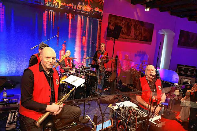 Musikalische Unterhaltung: Jürgen Waidele mit Band &bdquo;Take a Dance&ldquo;.