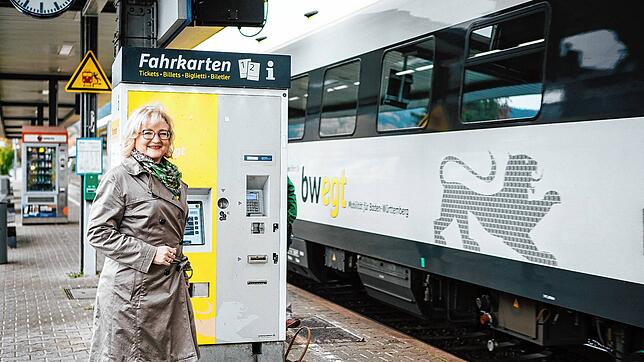 Landtagsabgeordnete Sabine Hartmann-Müller am Bahnhof in ihrer Heimat &ndash; sie ist zuversichtlich, dass die Elektrifizierung der ...