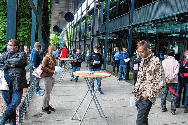 Im Gegensatz zur Impfaktion am 19. Juni ist eine halbe Stunde vor Öffnung der Donauhalle noch nicht viel los.