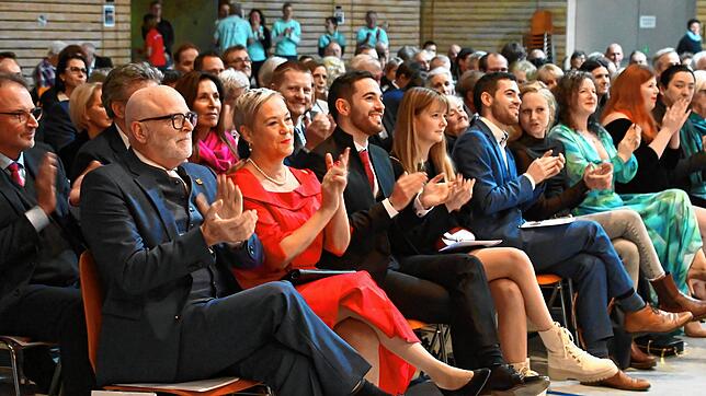 Viel Applaus gab es beim großen Verabschiedungsabend für Bürgermeister Rainer Stolz (vorne links) in der Stockacher Jahnhalle.