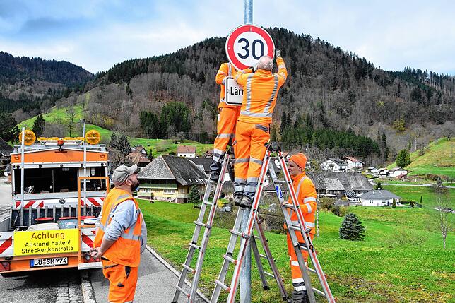 Die neuen Verkehrsschilder werden bereits angebracht.