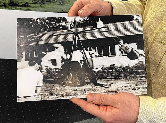 Projektleiter Tobias Erne von der Wilhelm und Karl Maybach Stiftung präsentiert das Foto, das im Stadtarchiv entdeckt wurde und das der ...