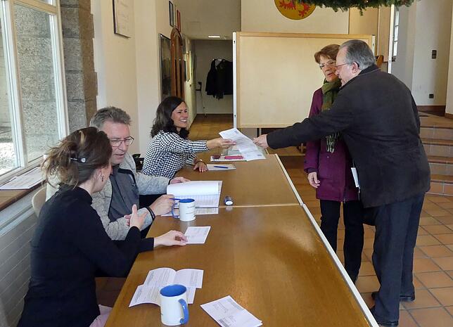 Rita und Martin Schweizer (rechts) holen sich am Sonntagmorgen im Wahllokal Rathaus Laufenburg ihre Stimmzettel für die ...