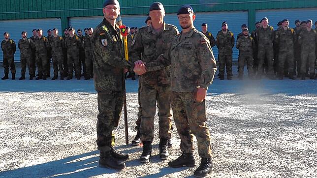 Die Kompanie ist angetreten: Major Emmanuel Adrien übergibt das Kommando für die 3. Kompanie im Beisein von Bataillonskommandeur ...