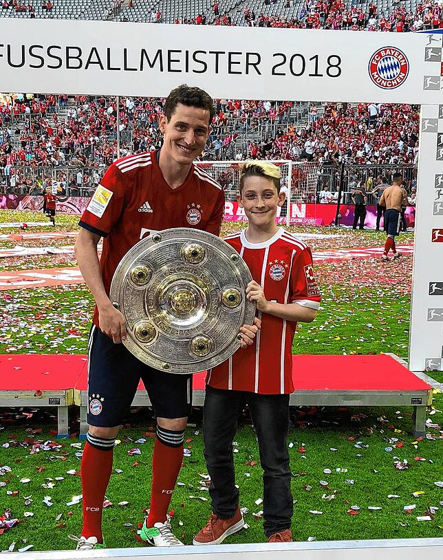 Als Sebastian Rudy 2018 die Meisterschaft mit dem FC Bayern München feiert, ist Bruder Maximilian natürlich als Fan dabei.