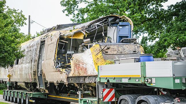 Ein Waggon ist zum Abtransport auf einen Tieflader verladen worden.