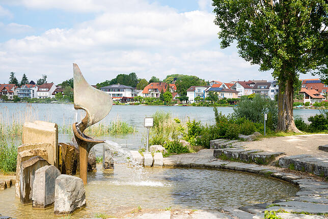 Die tieferen Etagen des Brunnens am Landesteg in Immenstaad sind überschwemmt und am Ufer der Seestraße ist nur noch wenig Kiesstrand zu ...
