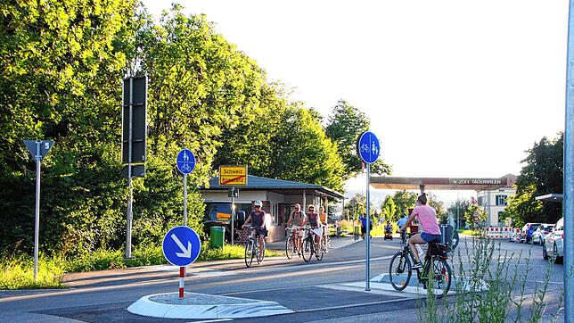 Die Wegführung vor dem Gottlieber Zoll steht in der Kritik. Auf diesem Bild benutzt eine Radfahrerin rechts die Spur für die Fußgänger.