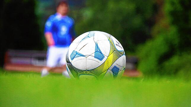 Noch ruht der Ball zu Lockdown-Zeiten im Amateurfußball. Wann es weitergehen wird, ist noch ungewiss.