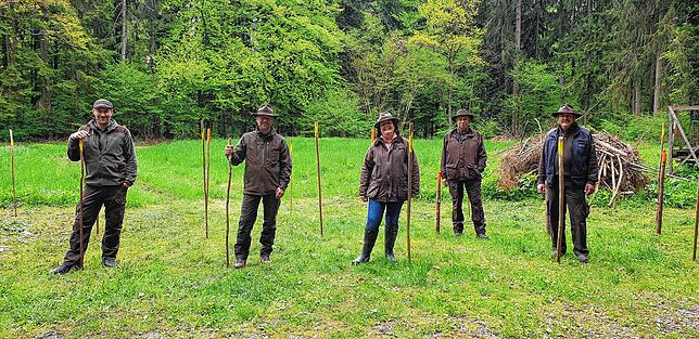 Mit Abstand präsentieren sich im Revier von Manfred Bouillon im Hochwald Fützen von links der neue stellvertretende Hegeringsvorsitzende ...